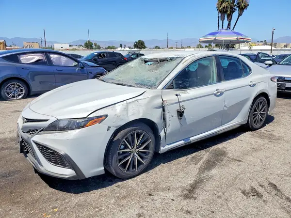 4T1G11AK2NU051819 2022 TOYOTA CAMRY - Image 1