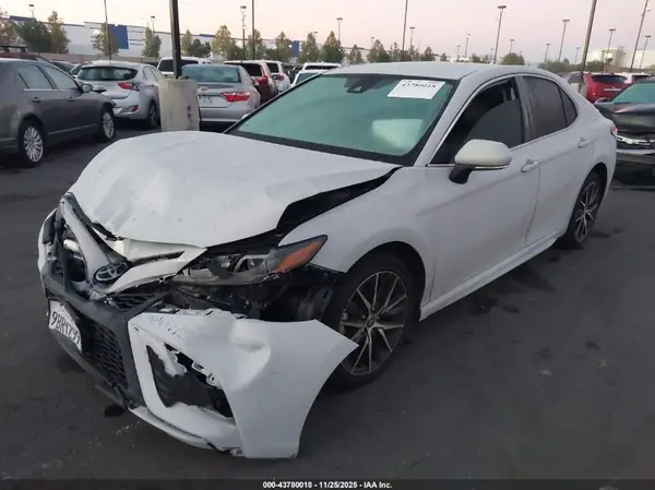 4T1G11AK2NU059659 2022 TOYOTA CAMRY - Image 2