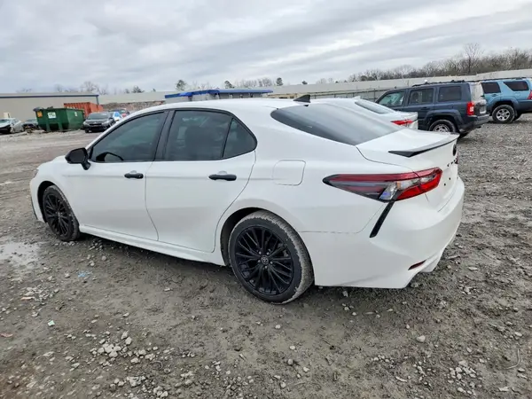 4T1G11AK2NU061704 2022 TOYOTA CAMRY - Image 2