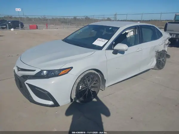 4T1G11AK2NU064344 2022 TOYOTA CAMRY - Image 2
