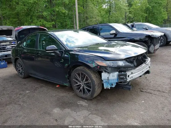 4T1G11AK2NU065736 2022 TOYOTA CAMRY - Image 1