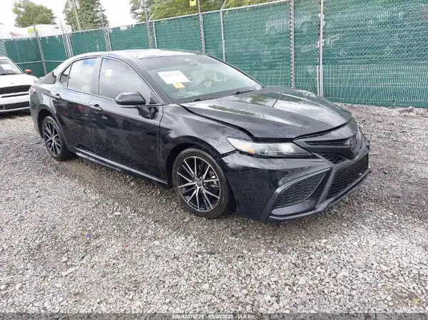 4T1G11AK2NU076610 2022 TOYOTA CAMRY - Image 1