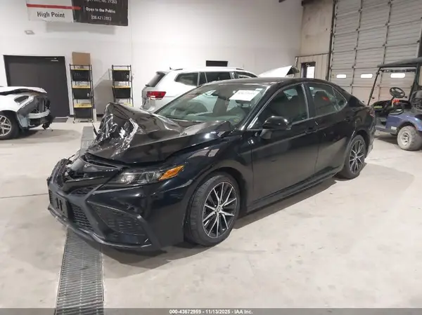 4T1G11AK2NU623116 2022 TOYOTA CAMRY - Image 2
