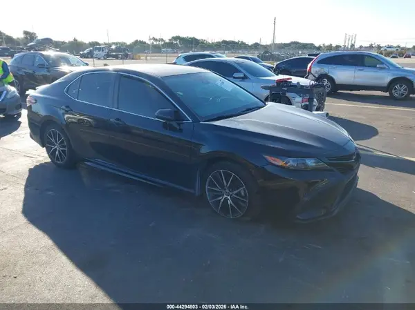 4T1G11AK2NU624878 2022 TOYOTA CAMRY - Image 1