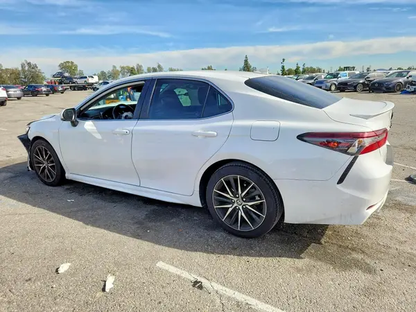 4T1G11AK2NU630518 2022 TOYOTA CAMRY - Image 2