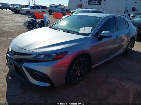 4T1G11AK2NU642393 2022 TOYOTA CAMRY - Image 2