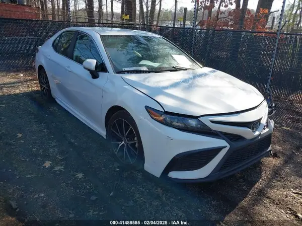 4T1G11AK2NU643799 2022 TOYOTA CAMRY - Image 1