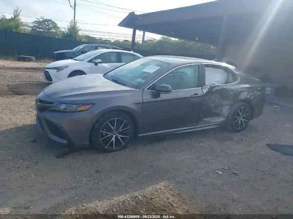 4T1G11AK2NU643849 2022 TOYOTA CAMRY - Image 2