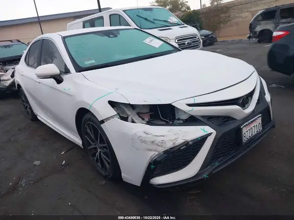 4T1G11AK2NU650493 2022 TOYOTA CAMRY - Image 1