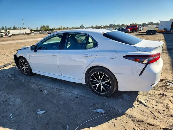 4T1G11AK2NU661915 2022 TOYOTA CAMRY - Image 2