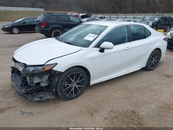 4T1G11AK2NU663762 2022 TOYOTA CAMRY - Image 2