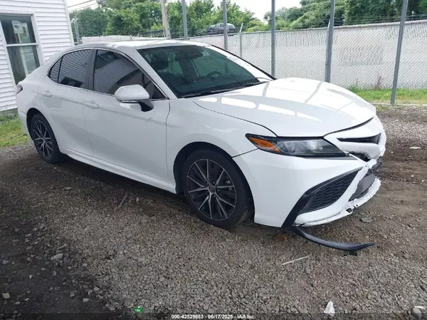 4T1G11AK2NU665446 2022 TOYOTA CAMRY - Image 1
