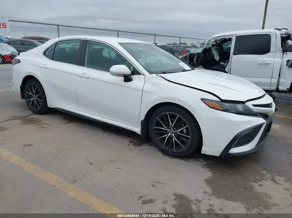 4T1G11AK2NU668735 2022 TOYOTA CAMRY - Image 1