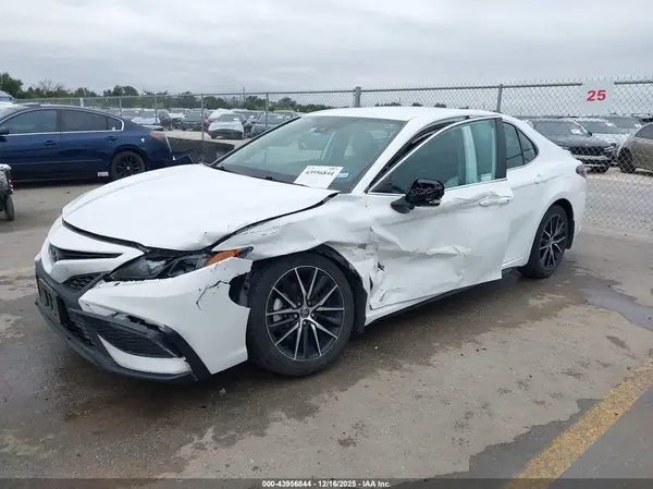 4T1G11AK2NU668735 2022 TOYOTA CAMRY - Image 2