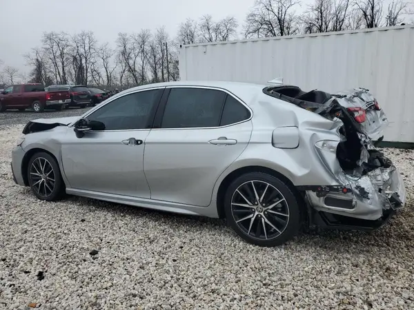 4T1G11AK2NU670551 2022 TOYOTA CAMRY - Image 2