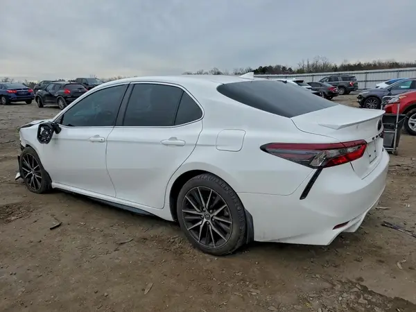 4T1G11AK2NU670565 2022 TOYOTA CAMRY - Image 2