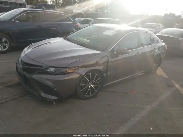 4T1G11AK2NU673806 2022 TOYOTA CAMRY - Image 2