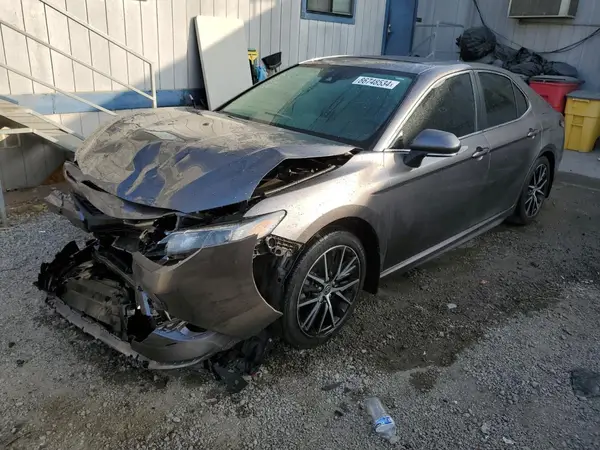 4T1G11AK2NU677323 2022 TOYOTA CAMRY - Image 1