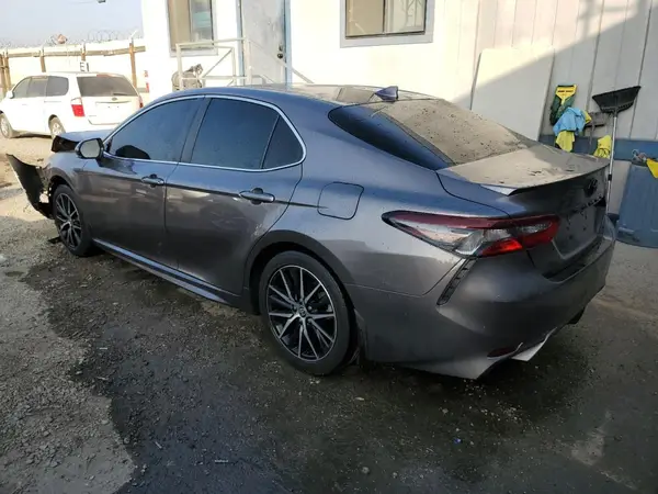 4T1G11AK2NU677323 2022 TOYOTA CAMRY - Image 2