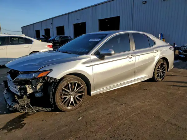 4T1G11AK2NU685292 2022 TOYOTA CAMRY - Image 1