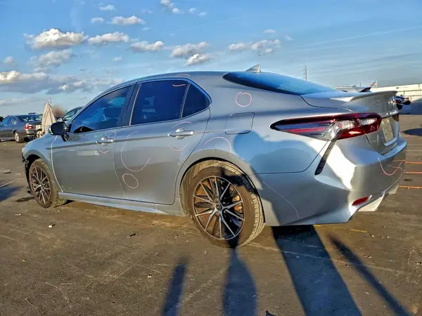 4T1G11AK2NU685292 2022 TOYOTA CAMRY - Image 2