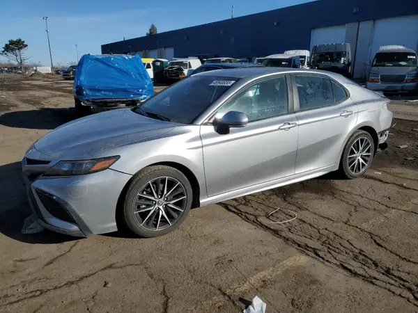 4T1G11AK2NU685583 2022 TOYOTA CAMRY - Image 1