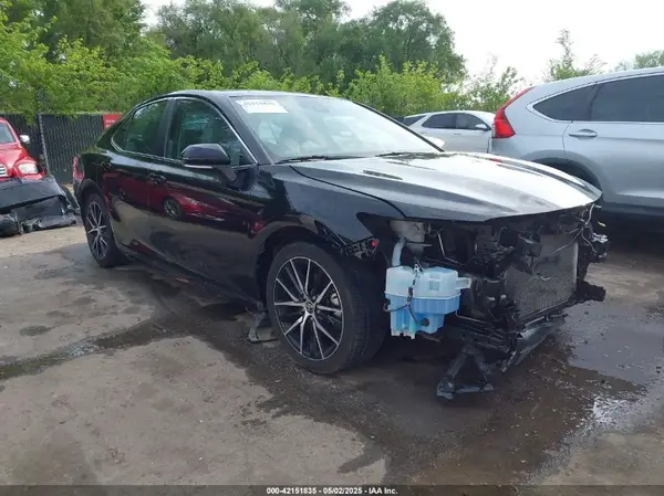 4T1G11AK2NU687608 2022 TOYOTA CAMRY - Image 1