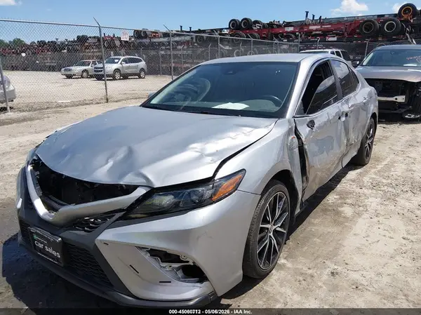 4T1G11AK2NU693683 2022 TOYOTA CAMRY - Image 2