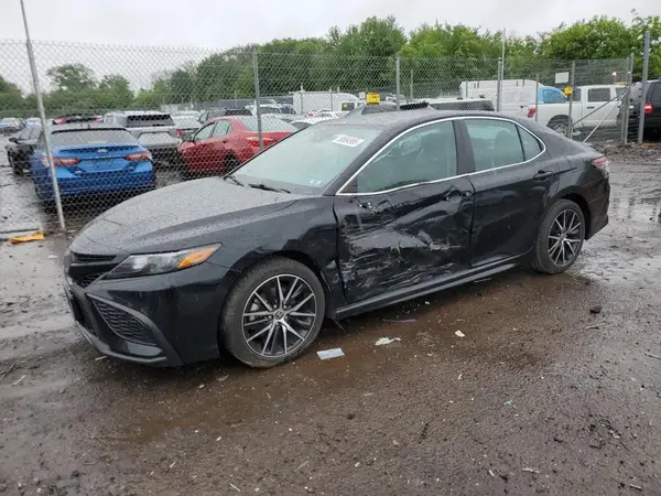4T1G11AK2NU696065 2022 TOYOTA CAMRY - Image 1