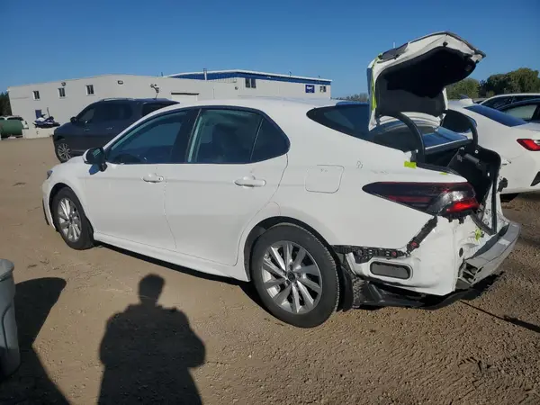 4T1G11AK2NU696387 2022 TOYOTA CAMRY - Image 2