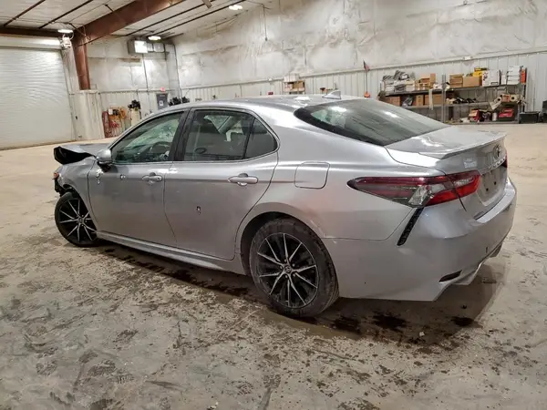 4T1G11AK2NU707565 2022 TOYOTA CAMRY - Image 2