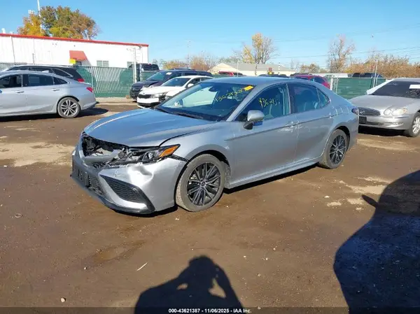 4T1G11AK2NU708117 2022 TOYOTA CAMRY - Image 2