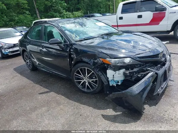 4T1G11AK2NU709977 2022 TOYOTA CAMRY - Image 1