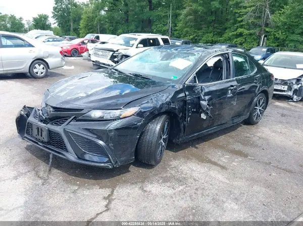 4T1G11AK2NU709977 2022 TOYOTA CAMRY - Image 2