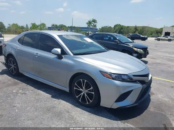 4T1G11AK3LU509803 2020 TOYOTA CAMRY - Image 1