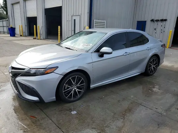 4T1G11AK3MU409329 2021 TOYOTA CAMRY - Image 1