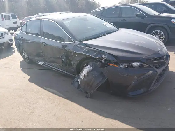 4T1G11AK3MU417348 2021 TOYOTA CAMRY - Image 1