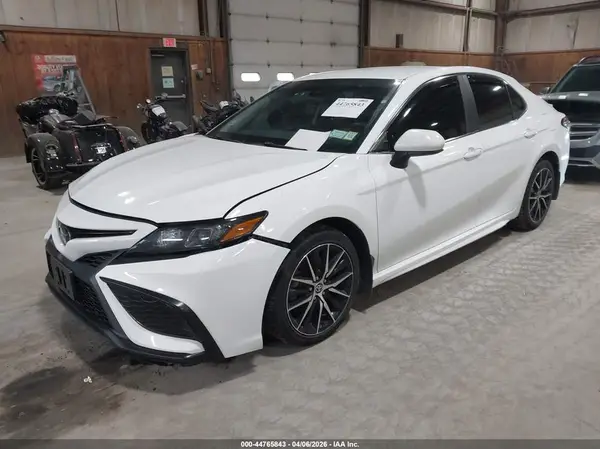 4T1G11AK3MU421674 2021 TOYOTA CAMRY - Image 2