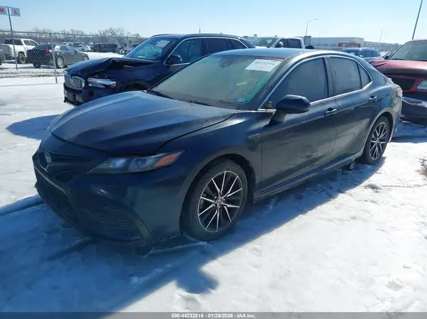 4T1G11AK3MU421951 2021 TOYOTA CAMRY - Image 2
