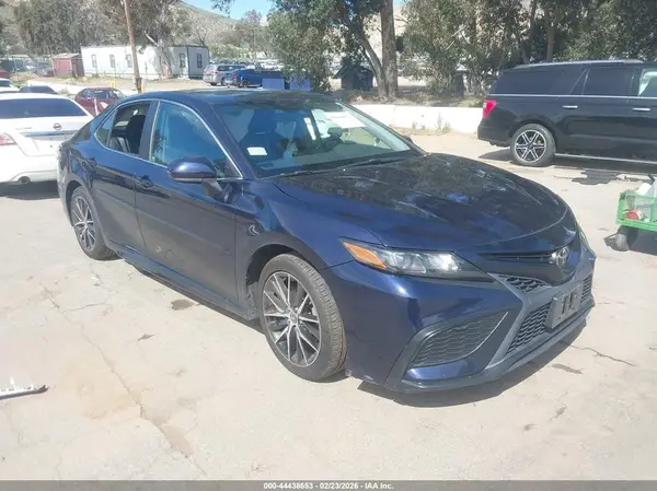 4T1G11AK3MU425997 2021 TOYOTA CAMRY - Image 1