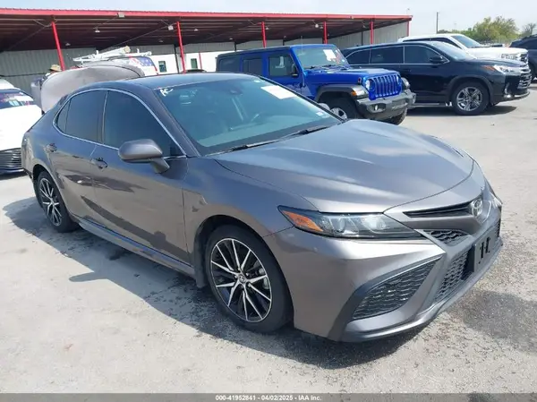 4T1G11AK3MU457011 2021 TOYOTA CAMRY - Image 1