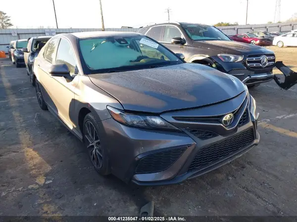 4T1G11AK3MU472396 2021 TOYOTA CAMRY - Image 1