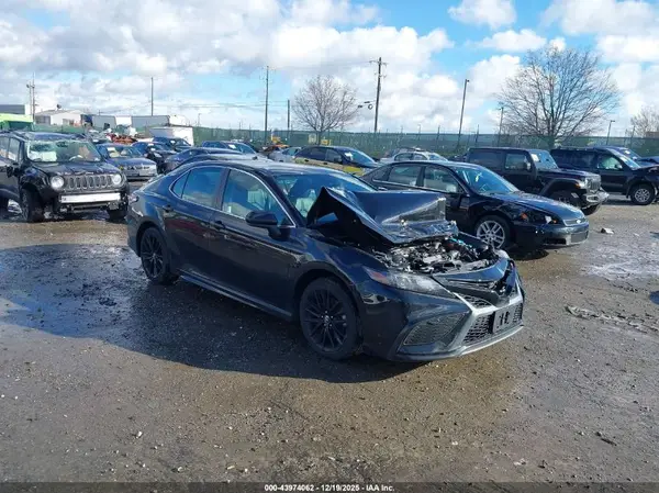 4T1G11AK3MU477503 2021 TOYOTA CAMRY - Image 1