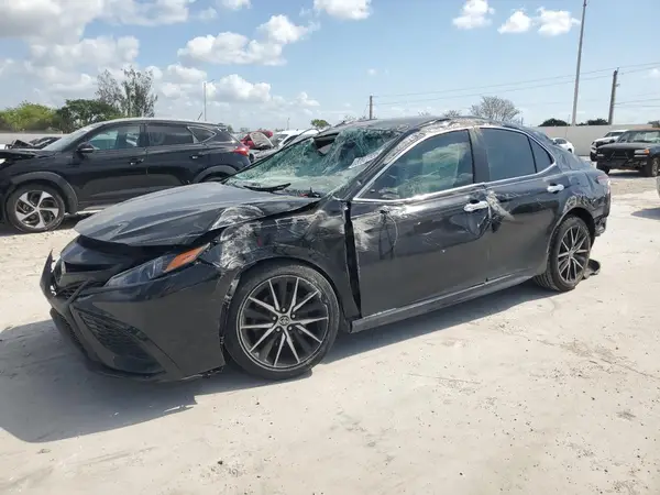 4T1G11AK3MU526571 2021 TOYOTA CAMRY - Image 1