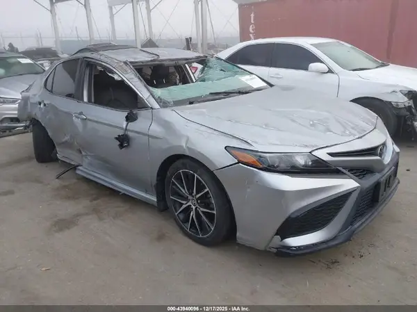 4T1G11AK3MU528045 2021 TOYOTA CAMRY - Image 1