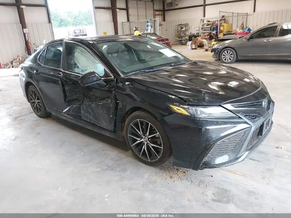 4T1G11AK3MU541281 2021 TOYOTA CAMRY - Image 1