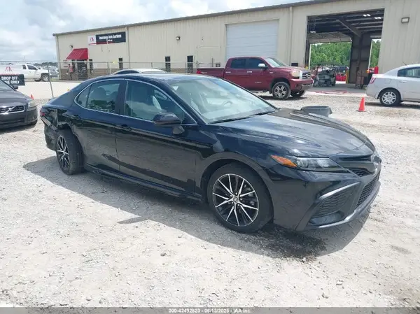 4T1G11AK3MU547940 2021 TOYOTA CAMRY - Image 1