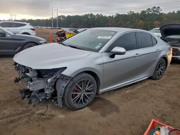 4T1G11AK3MU555178 2021 TOYOTA CAMRY - Image 1