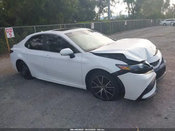 4T1G11AK3MU556038 2021 TOYOTA CAMRY - Image 1