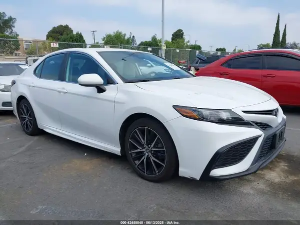 4T1G11AK3MU561319 2021 TOYOTA CAMRY - Image 1